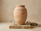 Vaso terracota artesanal Tamar H feito à mão Portugal. Decoração Orgânica; Design biofílico; Decoração sustentável; Decoração estilo wabi-sabi, minimalista, rústico, mediterrânico, Japandi e farmehouse. Decoração de interiores; MEDITERRANEAN HOUSE DECOR