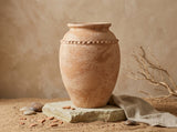 Vaso terracota artesanal Tamar H feito à mão Portugal. Decoração Orgânica; Design biofílico; Decoração sustentável; Decoração estilo wabi-sabi, minimalista, rústico, mediterrânico, Japandi e farmehouse. Decoração de interiores; MEDITERRANEAN HOUSE DECOR