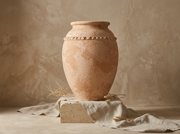 Vaso terracota artesanal Tamar H feito à mão Portugal. Decoração Orgânica; Design biofílico; Decoração sustentável; Decoração estilo wabi-sabi, minimalista, rústico, mediterrânico, Japandi e farmehouse. Decoração de interiores; MEDITERRANEAN HOUSE DECOR